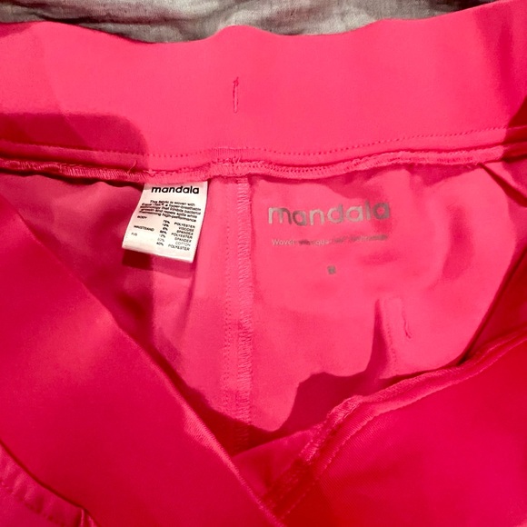 Mándala 9 Pocket Joggers in hot pink - Picture 2 of 3